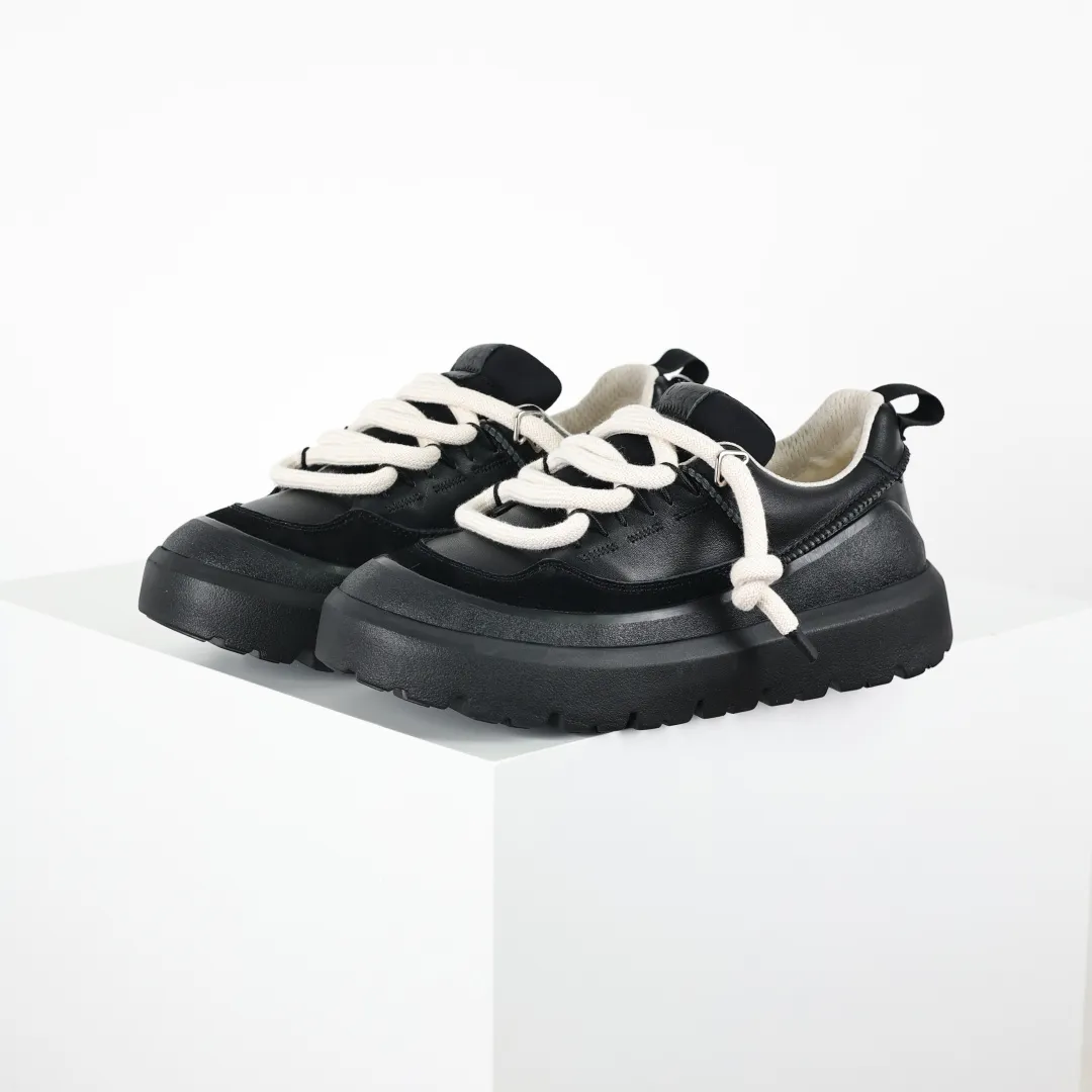 Copy price 💰700 Core recommendation Good price In recent years, uug has launched a series of styles that are partially geared towards the preferences of young consumers and have also moved to the forefront of fashion trends. Shoe body material Water-repellent coated suede upper 17 mm UGGPURE™ implanted wool insole Lightweight non-slip comfortable rubber outsole Brand LOGO trademark Comes with a full set of packaging Size: 36 37 38 39 40 41 42 43 44 45
